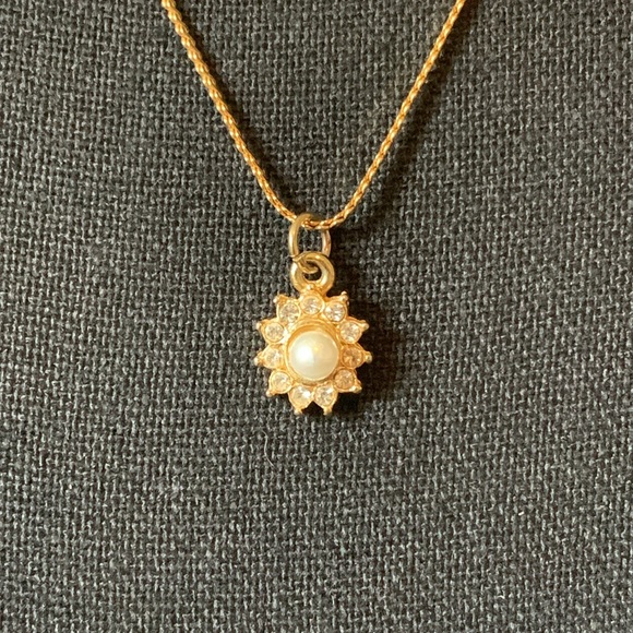 Faux Pearl and Rhinestone Floral Pendant on a Woven Gold Tone Chain - Picture 5 of 10